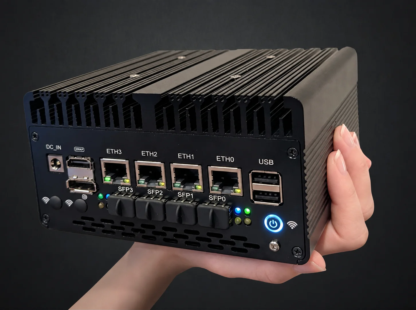 NetCollab Pro in einer Hand, mit Gehäuse, vier Ethernet-Anschlüssen und vier SFP+-Anschlüssen